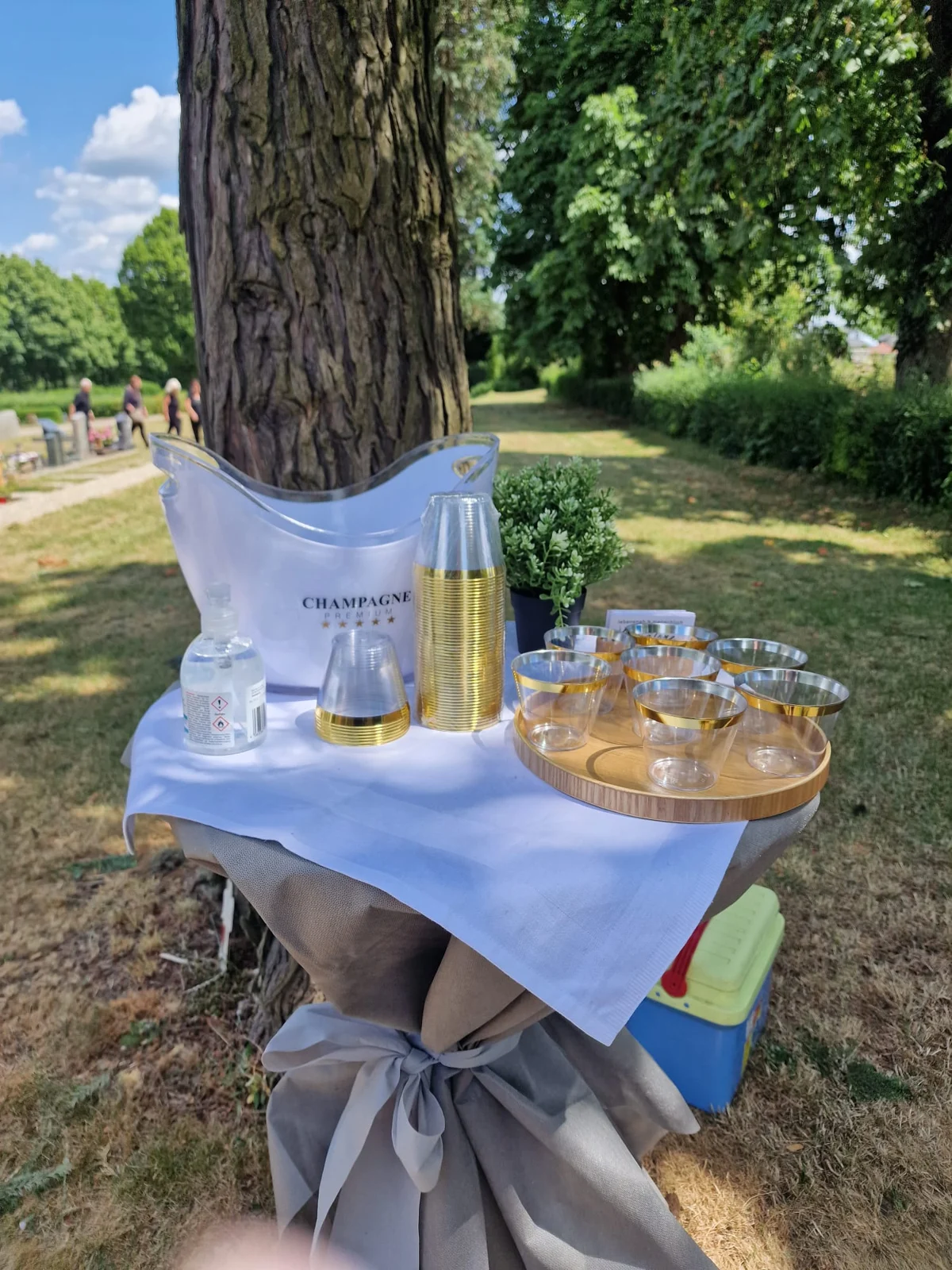 Geschmückter Abschiedsplatz an einem Baum
